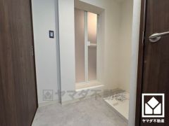 小さなお子様のお風呂上りもこのスペースがあればゆったりとして頂けます。室内洗濯機置場がございますので、天候に左右されず洗濯していただけます。