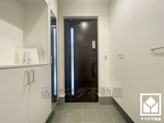 ドアの窓から光が差し込み、外出時にも帰宅時にも、明るい気持ちになれる玄関です。