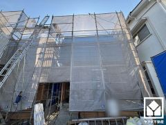 北側には県道606号線が通っています。南側には下道で5分程度の距離に名神高速道路・尼崎インターチェンジがあり、車での移動もしやすい立地です。