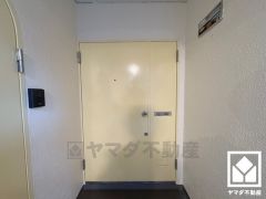 玄関は親子ドアで大きく開くため、ベビーカーでの出入りも楽々です。