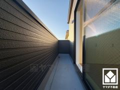 南向きバルコニーが2階と3階に1か所ずつございますので、お洗濯物をたっぷりと干す事ができます。