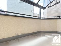 広々バルコニーでお洗濯物をたっぷりと干す事ができます。屋根付きなので急な雨の日も安心ですね。