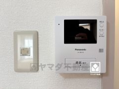 突然の来訪時でも安心なモニター付きインターホンを完備。お留守番中のお子様でも簡単に来訪者の確認ができます。