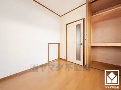 間取り図にはございませんが、写真の扉の左手にあるスペースからロフトへ出入りできます。