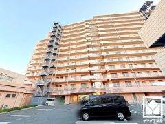 サイクルラックの設置された屋内駐輪場を完備。スッキリ整理されて、自転車同士の接触や転倒の心配がございません。（上段月額50円、下段月額150円、平置き200円）