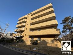 JR東海道本線「さくら夙川」駅まで徒歩約7分、阪神電鉄本線「香櫨園」駅まで徒歩約8分、阪急電鉄甲陽線・神戸線「夙川」駅まで徒歩約10分の立地。