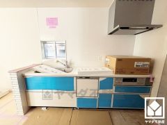 キッチンは空間を有効活用できる壁付けタイプ。窓がございますので、昼間は手元が明るく、お料理がはかどります。