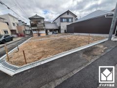 洗面化粧台はシャワー水栓付きなので、忙しい朝でも身支度がしやすく時短になります。洗面室には室内洗濯機置場もございますので、天候に左右されず洗濯していただけます。