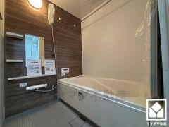 ゆったり足が伸ばせるので、毎日の疲れを癒やすバスタイムを実現。清潔感あふれる空間で、1日の疲れをリフレッシュ。