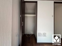 クローゼットは奥行きがあるので、収納力も申し分ありません。お洋服はもちろん、スーツケースなどの大物もしっかり収納できます。ご成約でヤマダポイントプレゼント中です。お問合せお待ちしております。