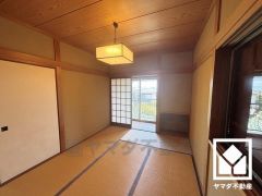 陽光がたっぷり差し込む洗練された和室。温かみのある畳のスッキリとしたデザインが、暮らしを心地よく彩ります。