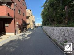 前面道路幅員約6.0mとゆったりとした広さがあるのでファミリーカー等の車の出入れも楽にできます。