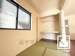 押入にはお客様用の座布団なども収納可能です。