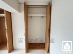 新たに家具を買わなくても良いので、ハンガーパイプ付きのクローゼットは嬉しいですね。