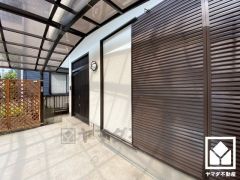 リビングの窓は雨戸付きでセキュリティやプライバシーにも配慮されています。台風などによる飛来物からの保護、また防音・断熱効果もあり居住性を高めます。