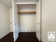 クローゼットは奥行きがあるので、収納力も申し分ありません。お洋服はもちろん、スーツケースなどの大物もしっかり収納できます。