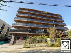 シニア向け分譲マンションです。室内スピーカー付きのコンシェルジュサービスや緊急対応コールシステムなど共用サービスが充実しており、安心してお住まいいただけます。