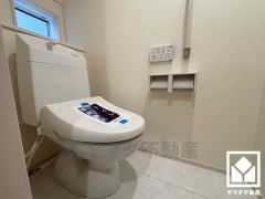 明るく清潔感溢れるトイレです。2連トイレットペーパーホルダーなのでお取替えの手間が軽減できます。