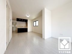 広々20.4帖のLDKが魅力。家族全員がリラックスできる、ゆったりとした快適リビングで温かい団らんの時間を。