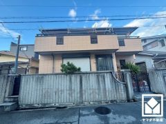 1階はゆったりとした広さがある車椅子対応のバリアフリートイレ。手すりもございますので、立ち座りが楽になります。