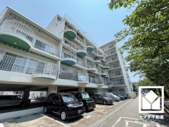 バルコニーのアール状にせり出した部分が各階で交互に並ぶデザイン性の高い外観です。街並みに馴染みながらも、ひときわ目を引く存在感があります。