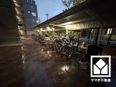 サイクルラックの設置された駐輪場を完備。スッキリ整理されて、自転車同士の接触や転倒の心配がございません。（年額1000円）バイク置き場もございます。（年額3000円）