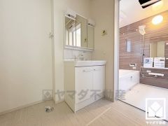 収納付きでスッキリお使い頂ける3面鏡の洗面台です。洗面ボウルが広めなので、忙しい朝でも身支度がしやすく時短になります。