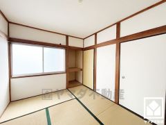 客間にも、ワークスペースにも、家族のくつろぎ空間にも。暮らしに寄り添う、自由に使える和室。