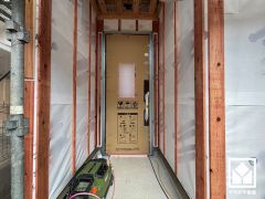 雨の日に便利なポーチ付きの玄関。人感センサー照明付きで防犯性と利便性を高めます。