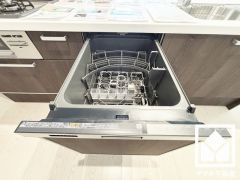 毎日の家事の負担を軽減でき、水道代の節約にもなる食器洗乾燥機付き。