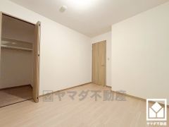 約6帖の洋室です。全居室に収納がございますので、お部屋の広さを最大限に活用できます。