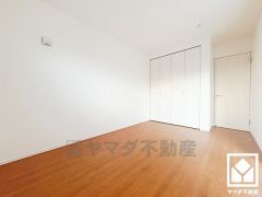 約6.75帖の洋室です。全居室に収納がございますので、お部屋の広さを最大限に活用できます。