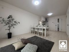 シンプルで美しいデザインのリビングが、毎日の生活に彩りを添える。