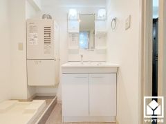 収納付きでスッキリお使い頂ける洗面台です。洗面ボウルが広めなので、忙しい朝でも身支度がしやすく時短になります。