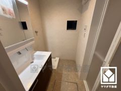 収納付きでスッキリお使い頂ける3面鏡の洗面台です。洗面ボウルが広めなので、忙しい朝でも身支度がしやすく時短になります。