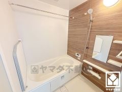 ゆったり足が伸ばせるので、毎日の疲れを癒やすバスタイムを実現。清潔感あふれる空間で、1日の疲れをリフレッシュ。