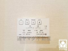 温水洗浄便座付きで、季節を問わずいつでも温かい便座をお使いいただけます。