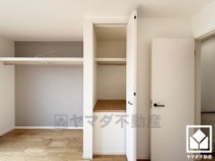 新たに家具を買わなくても良いので、ハンガーパイプ付きのクローゼットは嬉しいですね。