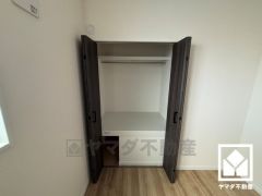 クローゼットは奥行きがあるので、収納力も申し分ありません。