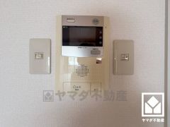 突然の来訪時でも安心なモニター付きインターホンを完備。お留守番中のお子様でも簡単に来訪者の確認ができます。