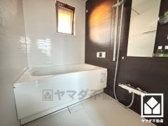 1日の疲れを癒す浴室でゆったりリフレッシュ。小窓が付いているので、こもりがちな湿気もすぐ取り除くことができます。