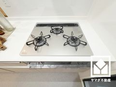 毎日の料理がもっとスムーズになる、便利な3口コンロ付き。