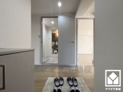 シンプルで洗練された玄関スペース。帰るたびにホッとできる、心地よい住まいの入り口。