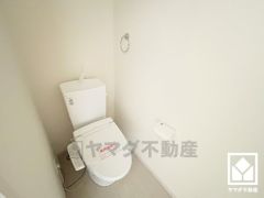明るく清潔感溢れるトイレです。トイレが1階と2階にあるので、朝の忙しい時間にも混雑せず快適です。