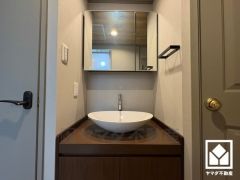 収納付きでスッキリお使い頂ける洗面台です。洗練されたデザインと機能性が融合し、毎日の身支度が特別なひとときに。