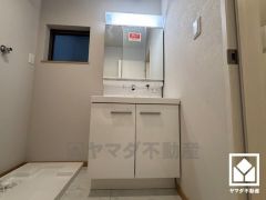 収納豊富でスッキリお使い頂ける3面鏡の洗面台です。洗面ボウルが広めなので、忙しい朝でも身支度がしやすく時短になります。