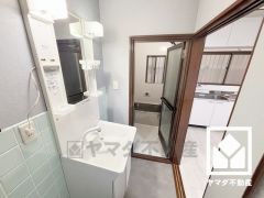 収納豊富でスッキリお使い頂ける洗面台です。洗面ボウルが広めなので、忙しい朝でも身支度がしやすく時短になります。