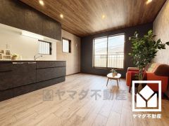 プライバシー・採光に配慮された2階リビングです。自然光を取り込む、開放感あふれる暮らし。隅々まで光が降り注ぎ、明るく心地の良い空間。