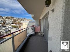 バルコニーは奥行きがあり広々としているため、お洗濯物をたっぷりと干す事ができます。