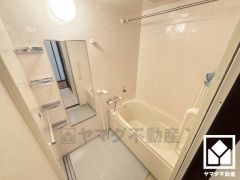 1日の疲れを癒す浴室でゆったりリフレッシュ。清潔感あふれる空間で、毎日のバスタイムをより快適に。